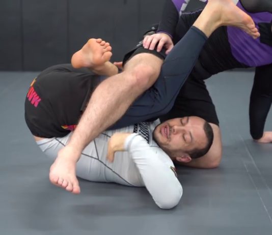 깔렸다고 끝이 아니다! 라클란 길레스의 딥 하프가드에서 웨이터 스윕 세팅.