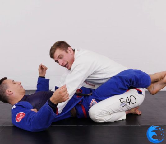 클로즈가드 탈출 후 공격 준비!