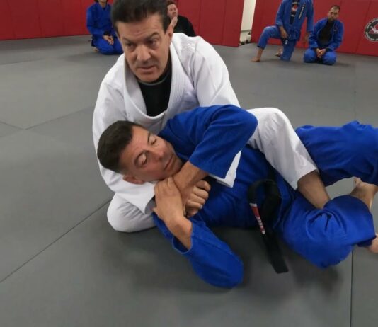 방어적인 상대를 상대로 백 컨트롤을 확보하는 방법