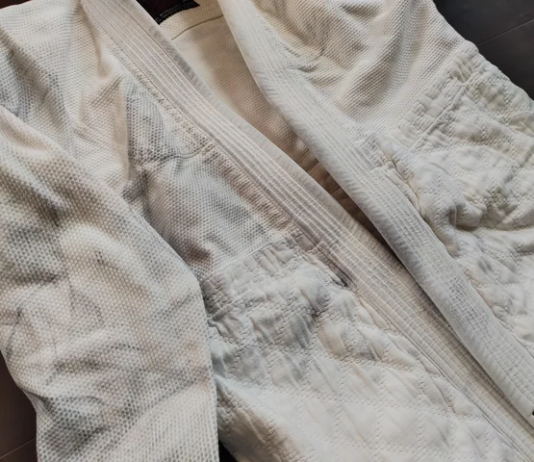 깨끗한 도복 관리의 모든 것 – 냄새 없는 주짓수를 위한 세탁법