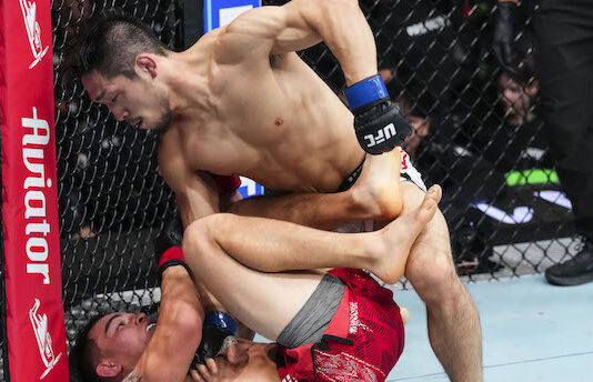 유수영, UFC 첫 피니시승…무패 신인 코반첵에 3R 기무라 서브미션 피니시
